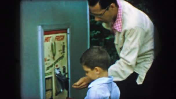 Tati, nákup syn popcorn v délání stroj — Stock video