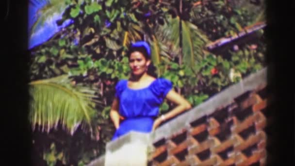 Señorita mexicana en vestido tradicional — Vídeos de Stock
