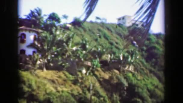 Villenhäuser in tropischer Bergklippe — Stockvideo