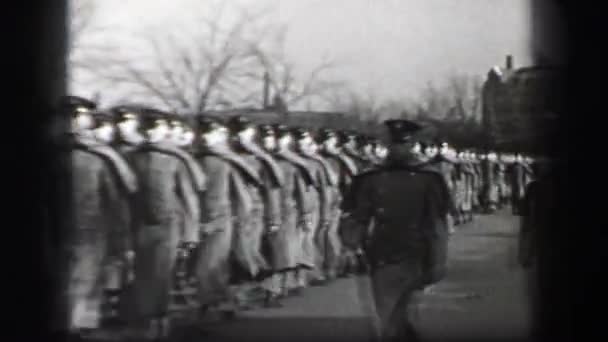 Totalitaire gezaghebbende marcherende soldaten — Stockvideo