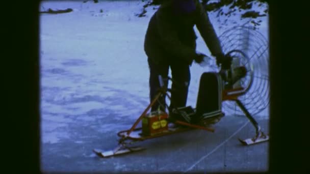 Homme démarrage ventilateur hovercraft véhicule de ski — Video