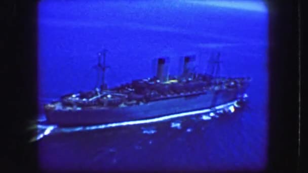 Hubschrauberüberflug von Truppenschiff auf See — Stockvideo