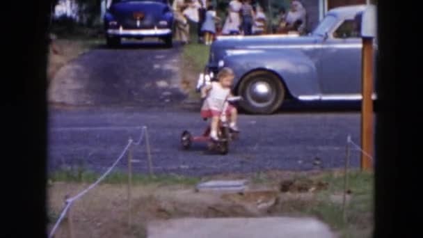 Fille monte un tricycle dans la rue — Video