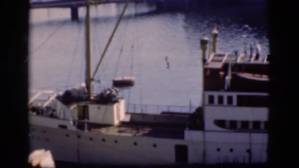 Boot auf dem Wasser und ein Betongebäude mit Holztüren — Stockvideo