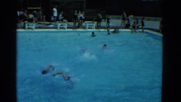 Dia de treinamento de salva-vidas na piscina — Vídeo de Stock