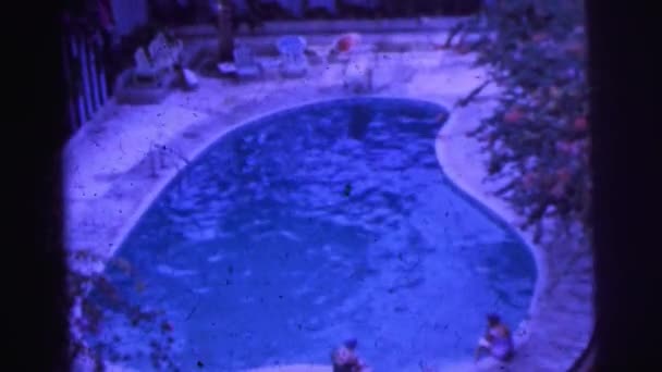 Nadadores en el borde de la piscina — Vídeos de Stock