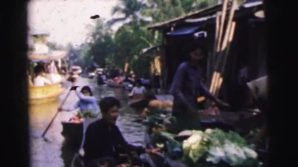 Mensen brengen hun waren op de markt door rivier — Stockvideo