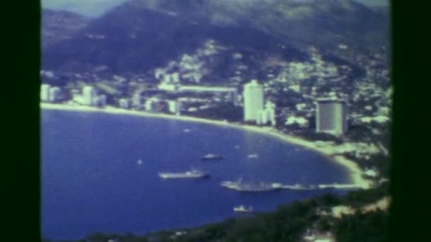 Acapulco harbor bay with hotel on beach — ストック動画