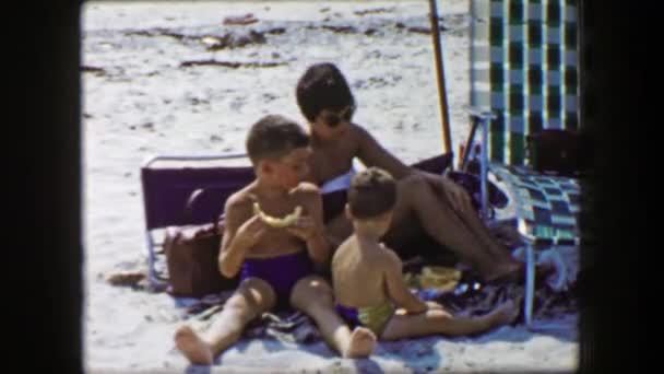 Rodina na pláži dovolenou piknik — Stock video