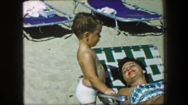 Mutter und Sohn genießen Sonne am Strand — Stockvideo