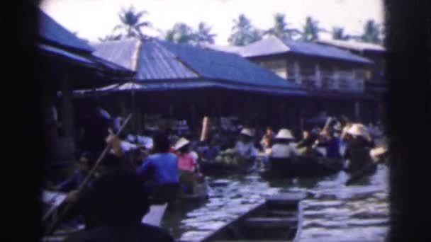 Pessoas remo barcos em um mercado — Vídeo de Stock