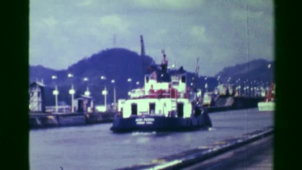 Panama canal tug boats driving — Stock Video