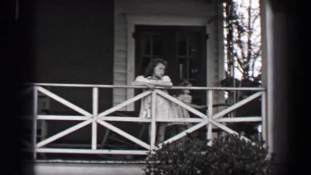 Chicas dejando el porche de la mansión sur para saludar al visitante — Vídeo de stock