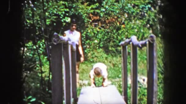 Matka syn zobrazeno úzká cesta most — Stock video