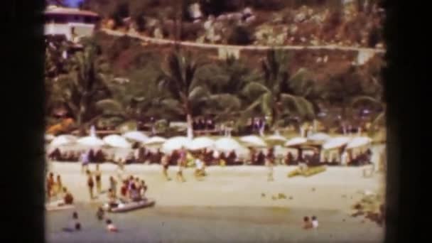 Ocupada área de recreación de playa — Vídeo de stock