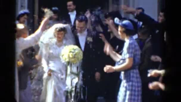 Люди в день незабутнім весілля — стокове відео