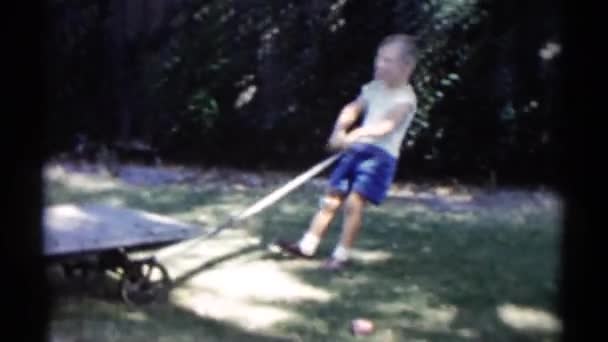 Ein Kind wird beim Spielen gesehen — Stockvideo