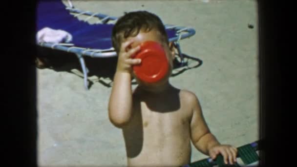 Αδελφοί πίνει από Κύπελλο στην παραλία — Αρχείο Βίντεο