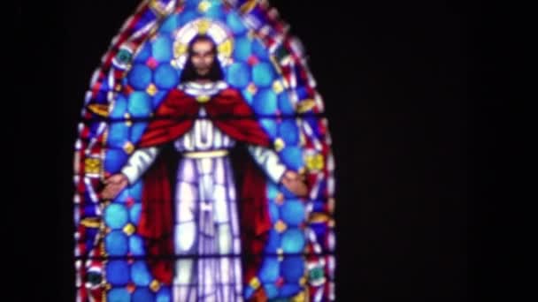 Ventana del altar de la iglesia con iconografía de Jesús — Vídeos de Stock