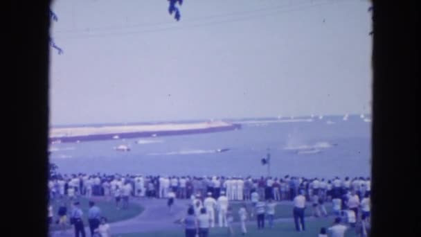 Multidão reuniu à beira-mar para assistir barcos de corrida — Vídeo de Stock