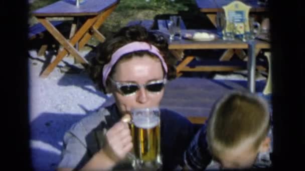 Mamá deja que su hijo tome un sorbo de cerveza — Vídeos de Stock