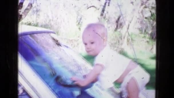 Bebé de pie arrastrándose en el coche — Vídeos de Stock
