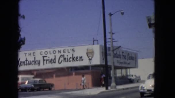 世界の有名なフライド チキンの食物連鎖の kfc — ストック動画