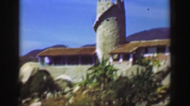 Villa mit mittelalterlichem Schloss — Stockvideo