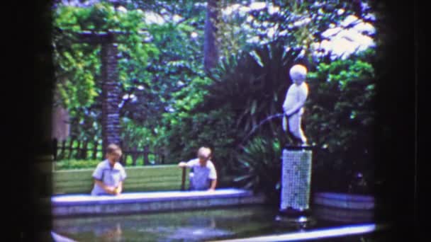 Jongen plassen fontein standbeeld — Stockvideo