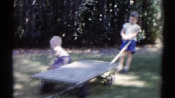 Niños divirtiéndose en un jardín — Vídeos de Stock