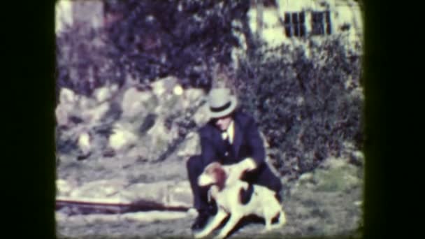 Man training hunting dog to stay — Αρχείο Βίντεο