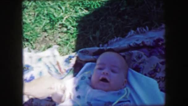 赤ちゃんくすぐられて笑って毛布屋外 — ストック動画