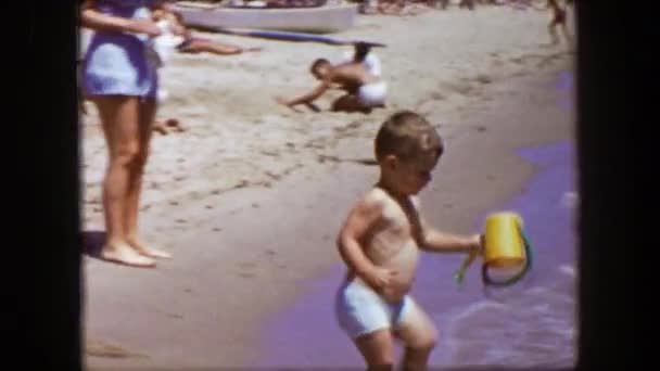 Chłopak gra na linii brzegowej plaży oceanu — Wideo stockowe