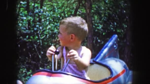 Park rozrywki Storyland rakietą chłopiec jazda — Wideo stockowe