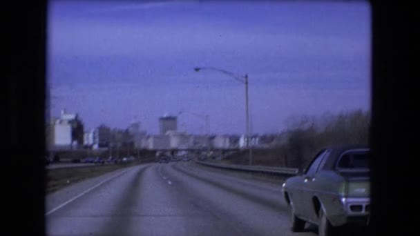 Старый автомобиль едет по шоссе — стоковое видео
