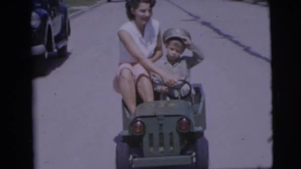 Fiú lovaglás-ban autót az anya — Stock videók