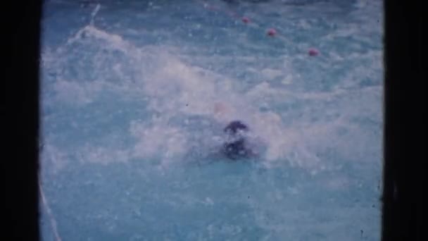 Mann schwimmt in einem Pool — Stockvideo