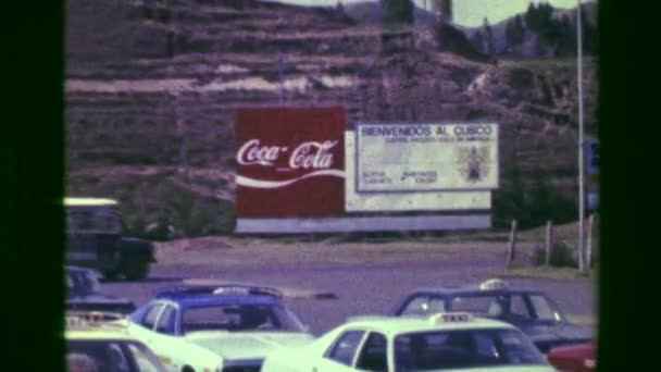 Cartel de Coca Cola en el estacionamiento del aeropuerto sudamericano — Vídeos de Stock