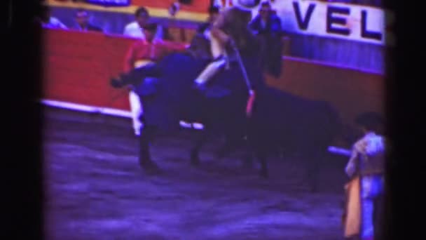 Родео верховой езды Bullfighter на стадионной арене — стоковое видео