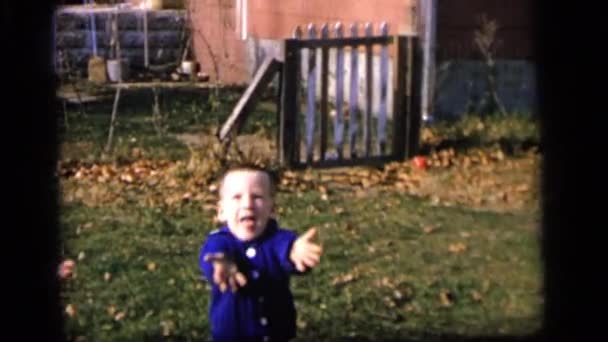 Malé dítě není schopen chytit míč — Stock video
