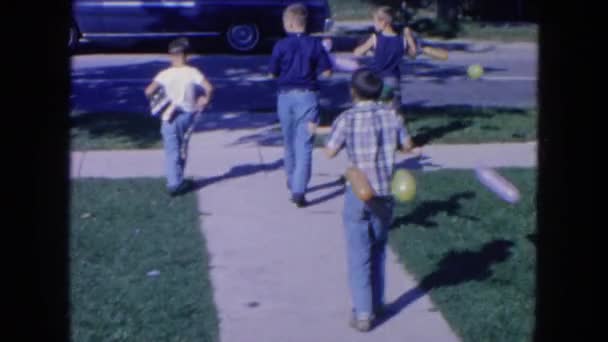 Meninos andando por uma calçada e cruzando a rua — Vídeo de Stock