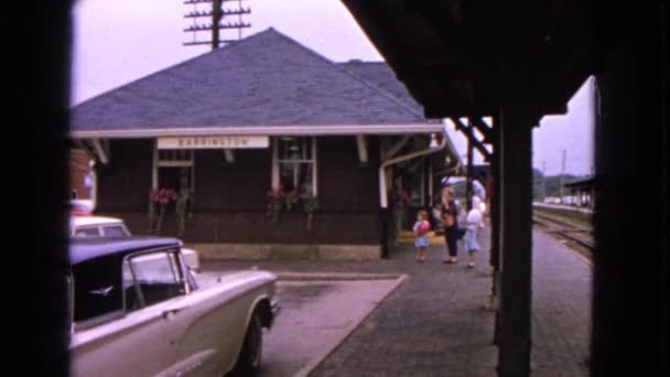 Famiglia con bambini che gioca con i palloncini alla stazione ferroviaria — Video Stock