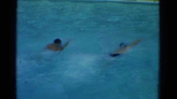 Una escena de natación con chicos — Vídeos de Stock