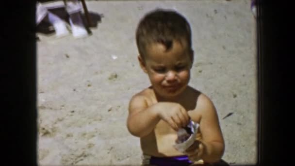 Chłopiec jeść lody na plaży — Wideo stockowe