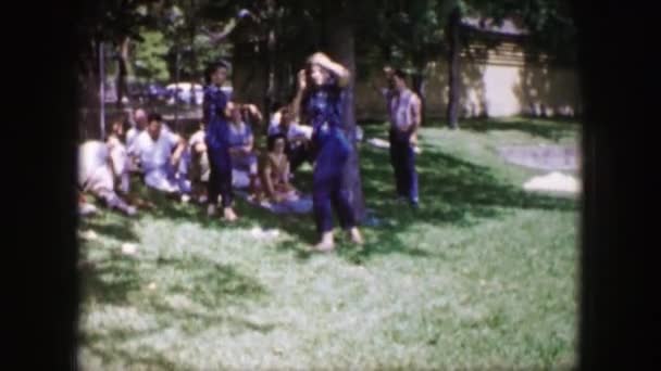 Des gens font de l'exercice dans un parc — Video