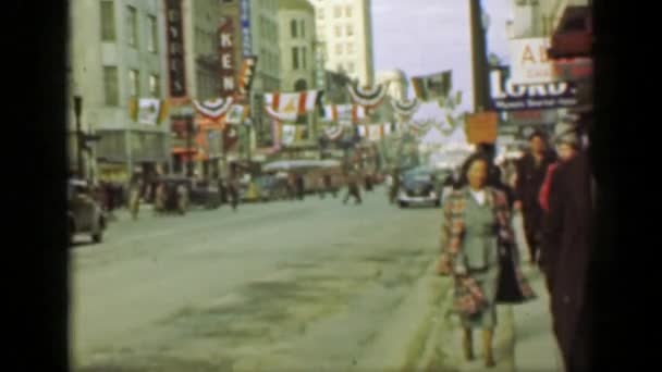 Escena de la ciudad con la gente de compras y caminando — Vídeo de stock