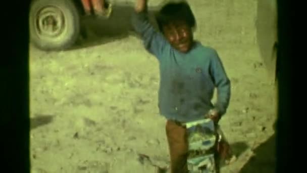 Criança animadamente acenando Olá — Vídeo de Stock