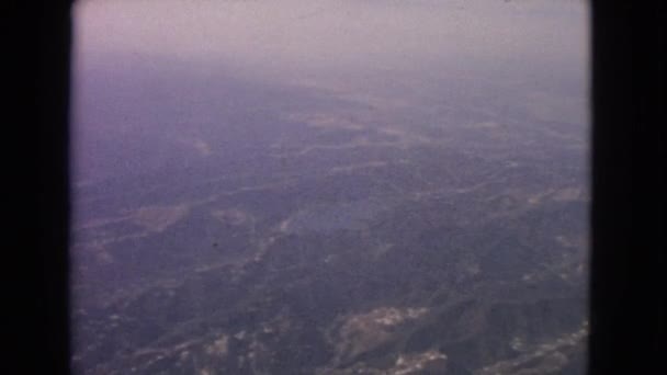 Una vista de arriba hacia abajo desde una aeronave — Vídeos de Stock