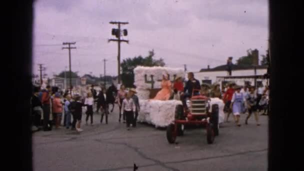 4-j parade float vyprošťována traktorem — Stock video