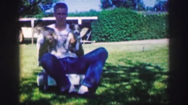Homem sentado segurando dois cães — Vídeo de Stock